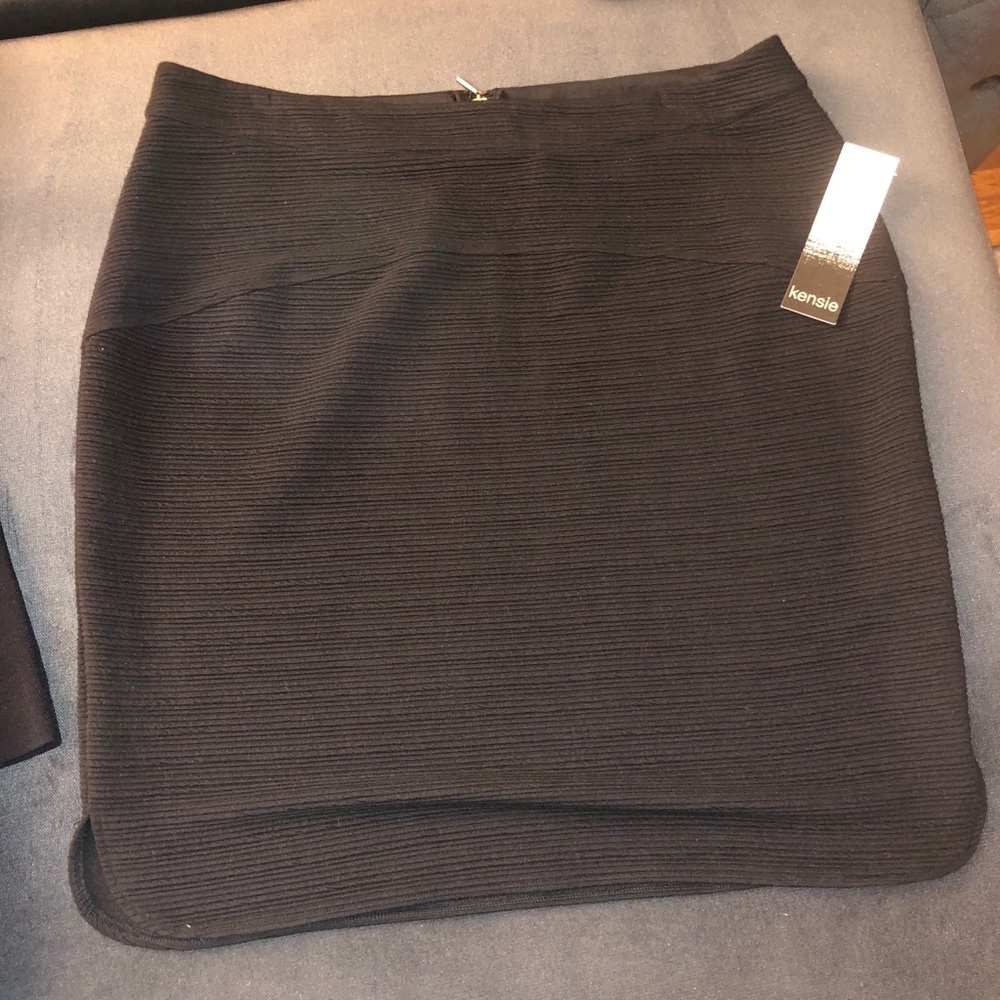 NWT Kensie Black Material Skirt with Zipper Sz XL